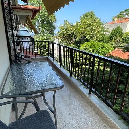 Manos Kritikakis アパートホテル プラタモナス