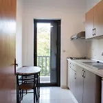 Manos Kritikakis 3* بلاتامونيس